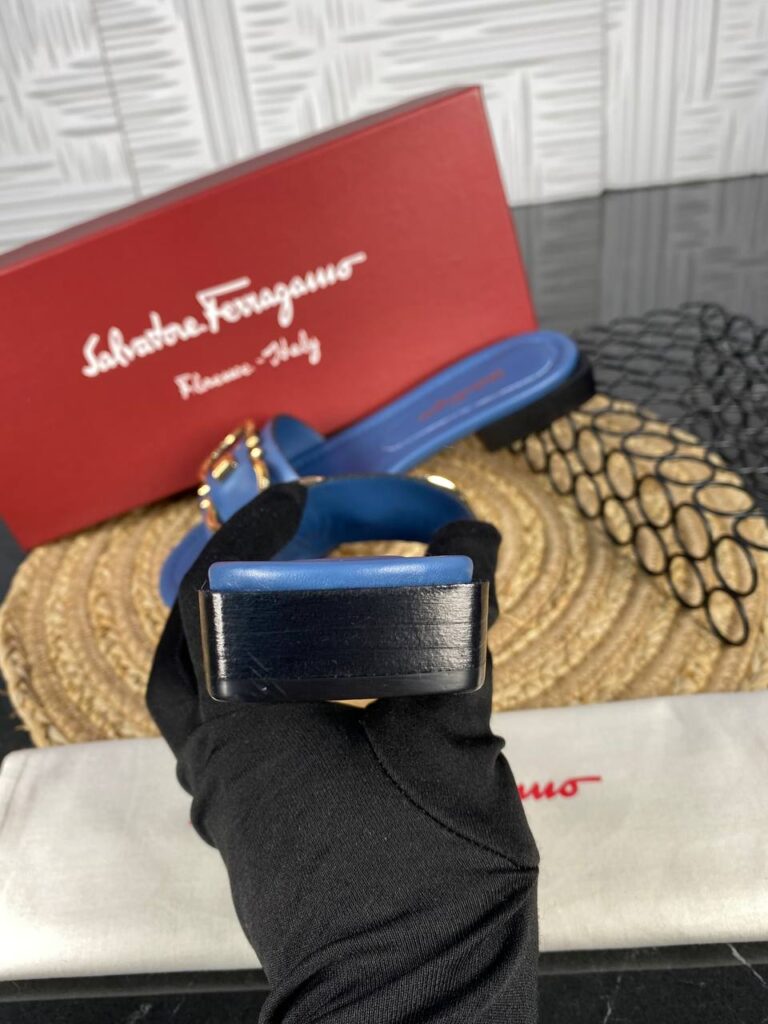 salvatore ferragamo terlik mavi gold toka