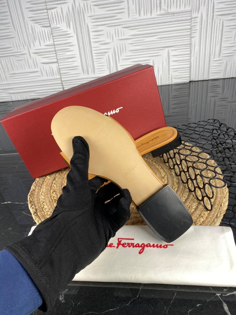 salvatore ferragamo terlik taba gold toka