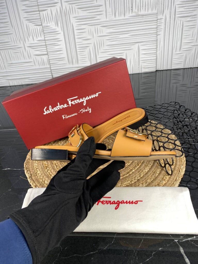 salvatore ferragamo terlik taba gold toka