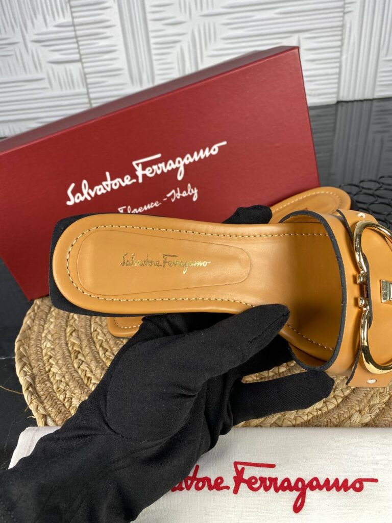 salvatore ferragamo terlik taba gold toka