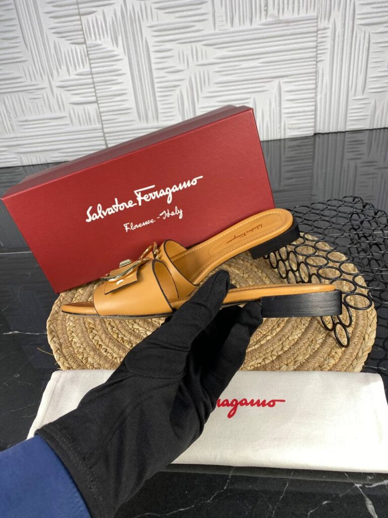 salvatore ferragamo terlik taba gold toka