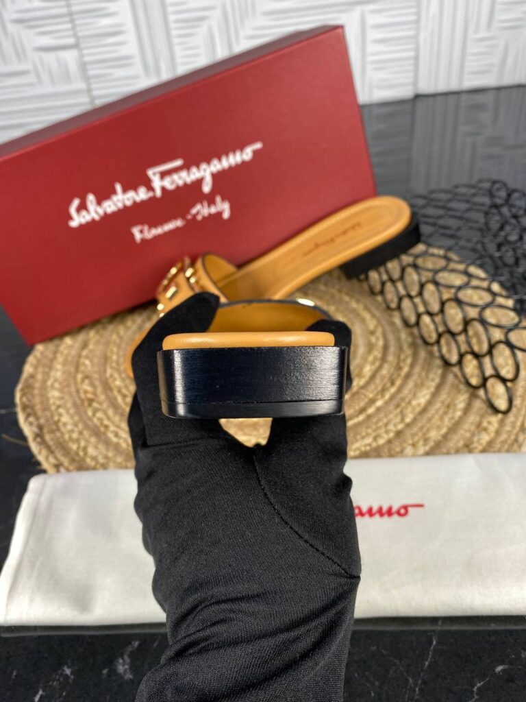 salvatore ferragamo terlik taba gold toka