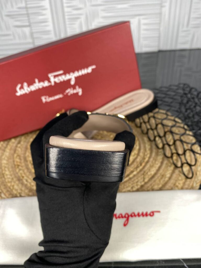 salvatore ferragamo terlik vizon gold toka