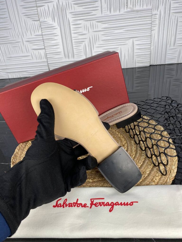 salvatore ferragamo terlik vizon gold toka