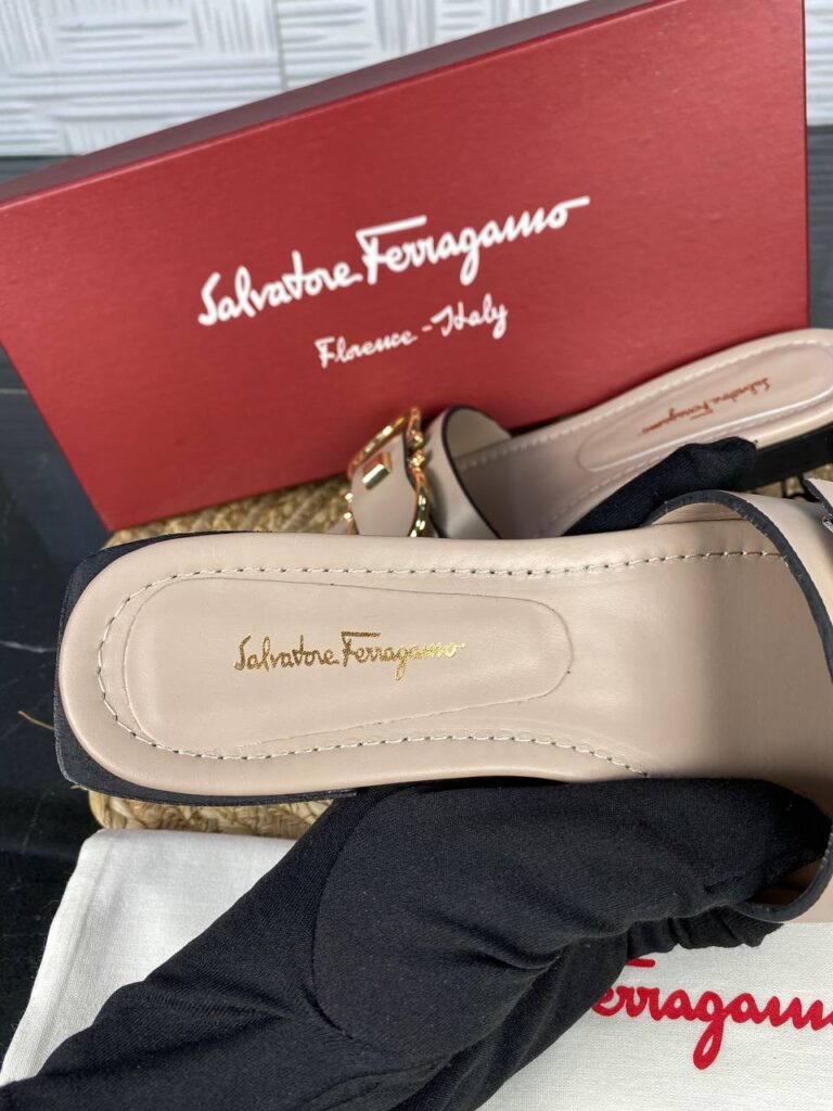 salvatore ferragamo terlik vizon gold toka