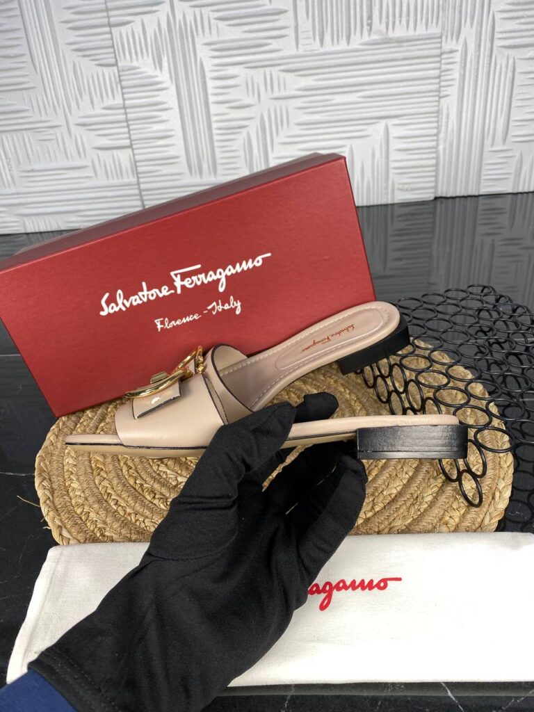 salvatore ferragamo terlik vizon gold toka