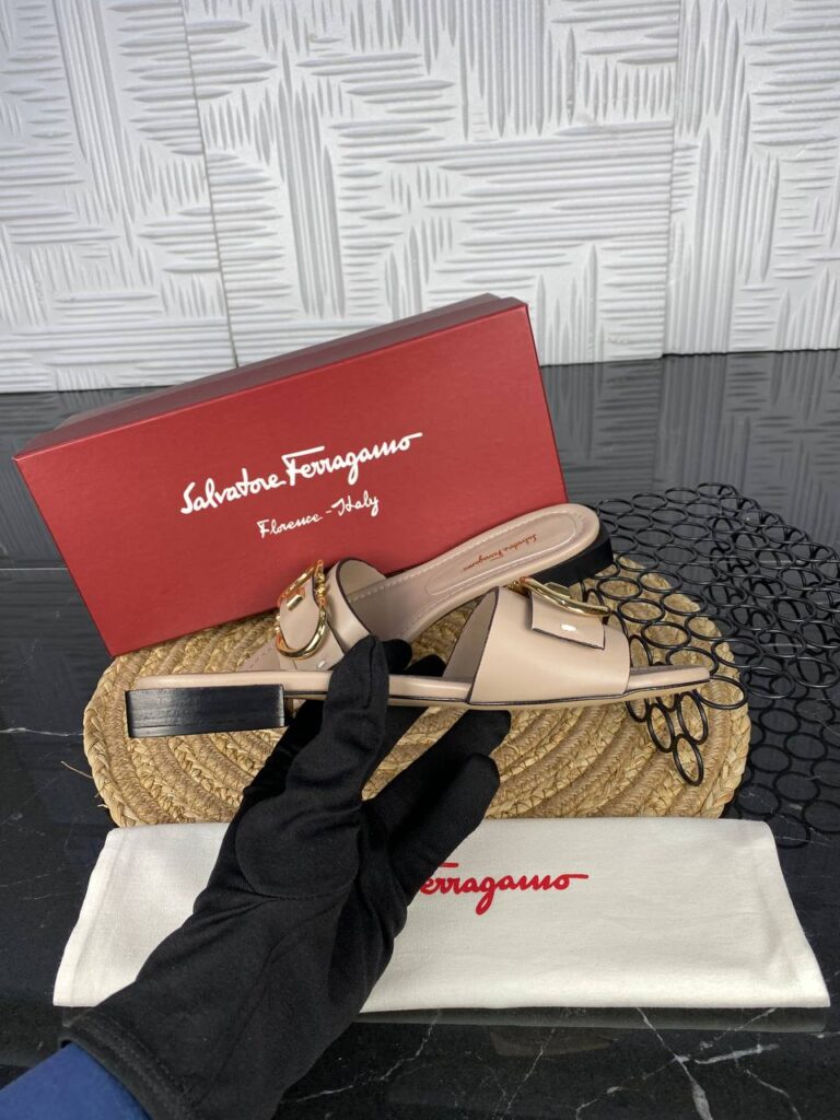 salvatore ferragamo terlik vizon gold toka