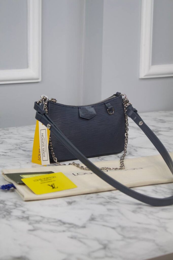 louis vuitton canta lacivert epi ithal easy pouch on strap 19x11.5x3 cm
