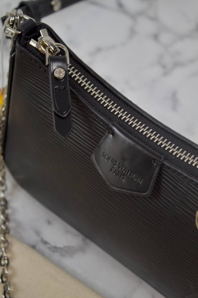 louis vuitton canta siyah epi ithal easy pouch on strap 19x11.5x3 cm