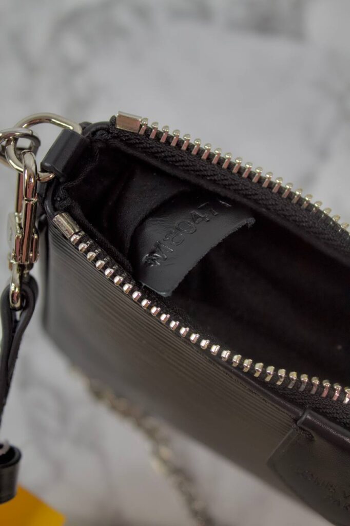 louis vuitton canta siyah epi ithal easy pouch on strap 19x11.5x3 cm