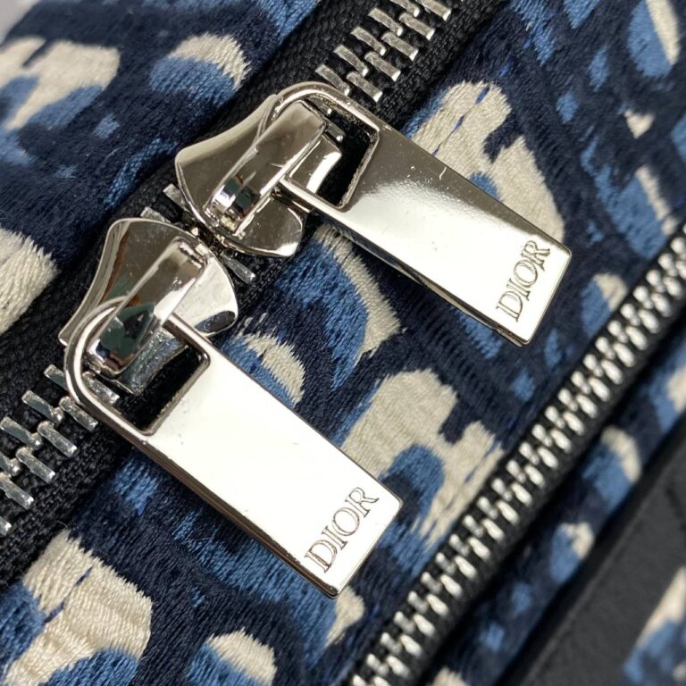 christian dior canta safari mesenger erkek postaci lacivert orgu keten kumas 22x15x6 cm