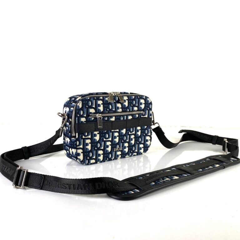 christian dior canta safari mesenger erkek postaci lacivert orgu keten kumas 22x15x6 cm