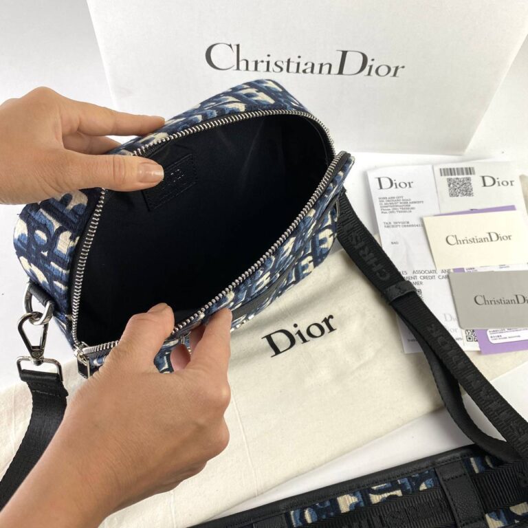 christian dior canta safari mesenger erkek postaci lacivert orgu keten kumas 22x15x6 cm
