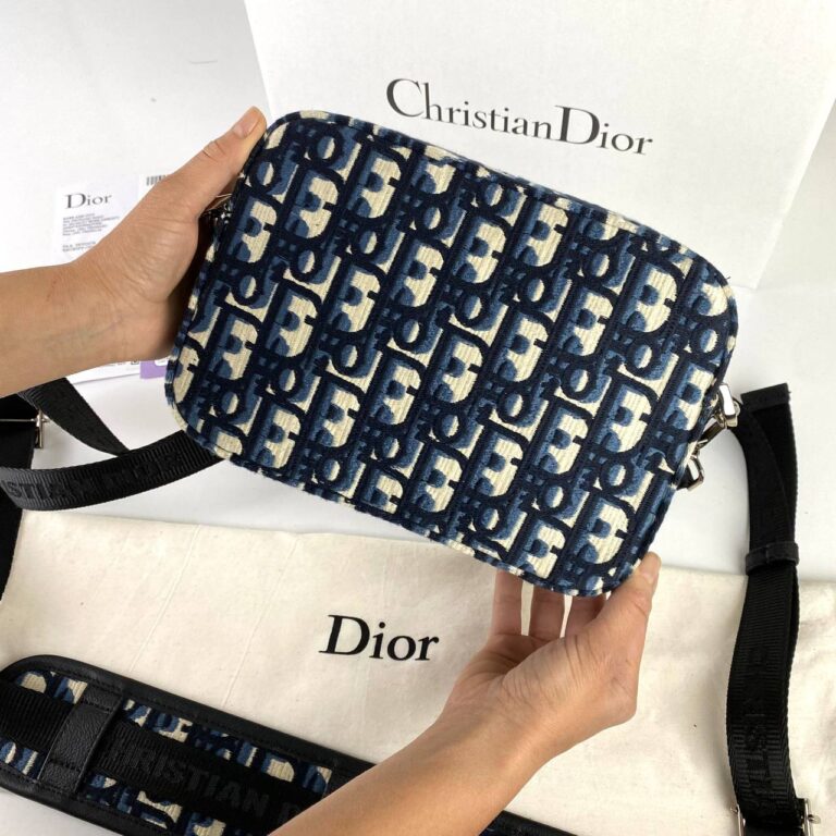 christian dior canta safari mesenger erkek postaci lacivert orgu keten kumas 22x15x6 cm