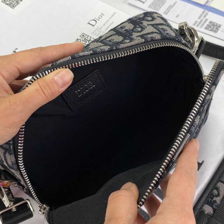 christian dior canta safari mesenger erkek postaci siyah simetrik kesim 22x15x6 cm