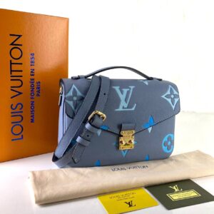 louis vuitton canta metis pochette mavi oversize empreinte bicolor deri 25x19