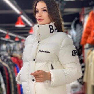 balenciaga mont puff beyaz logo ve yazilar kabartmali dikis