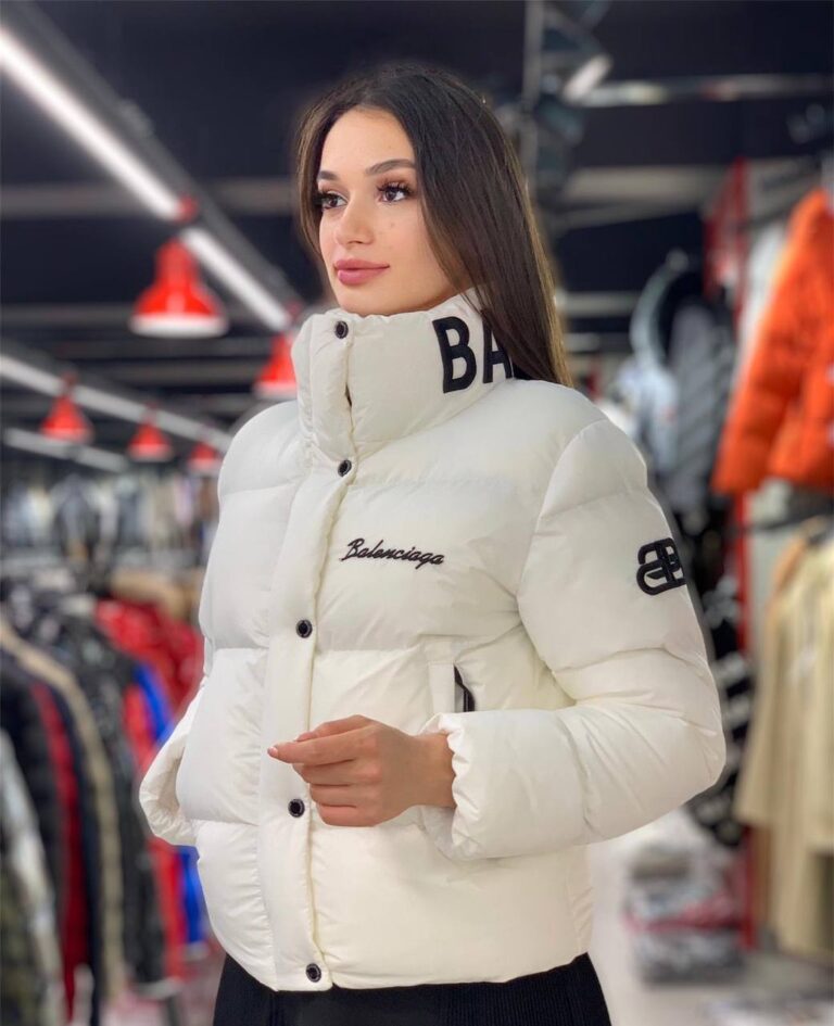 balenciaga mont puff beyaz logo ve yazilar kabartmali dikis