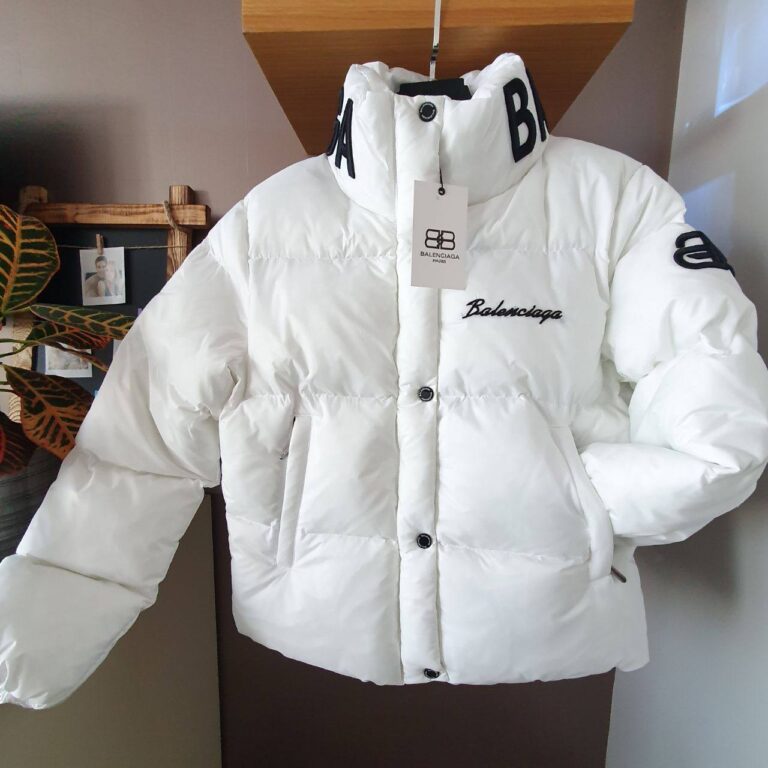 balenciaga mont puff beyaz logo ve yazilar kabartmali dikis