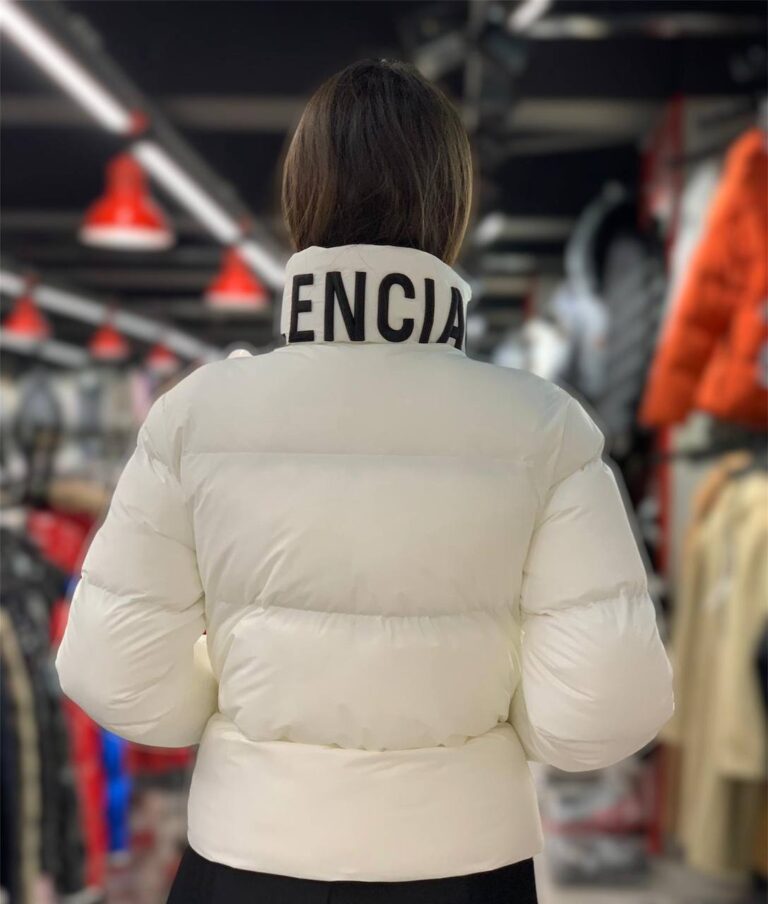 balenciaga mont puff beyaz logo ve yazilar kabartmali dikis