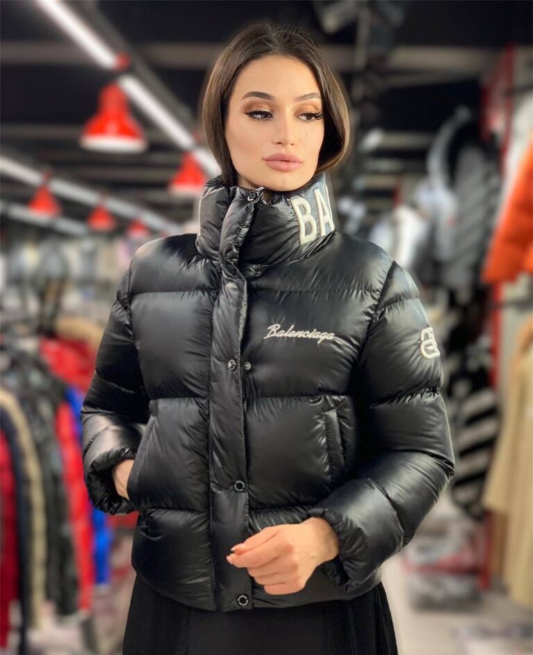 balenciaga mont puff siyah logo ve yazilar kabartmali dikis