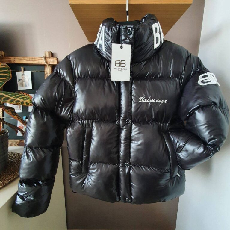 balenciaga mont puff siyah logo ve yazilar kabartmali dikis