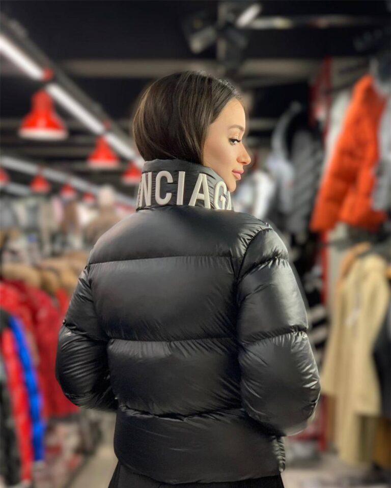 balenciaga mont puff siyah logo ve yazilar kabartmali dikis