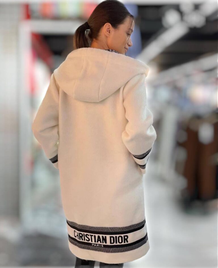 christian dior kaban kase beyaz kapusonlu
