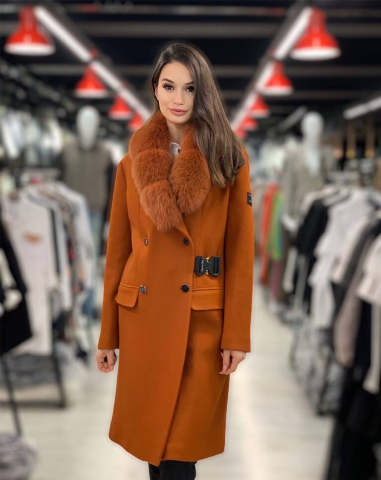 christian dior kaban luxury kremit rengi palto kase kumas yakasi tilki tuyu
