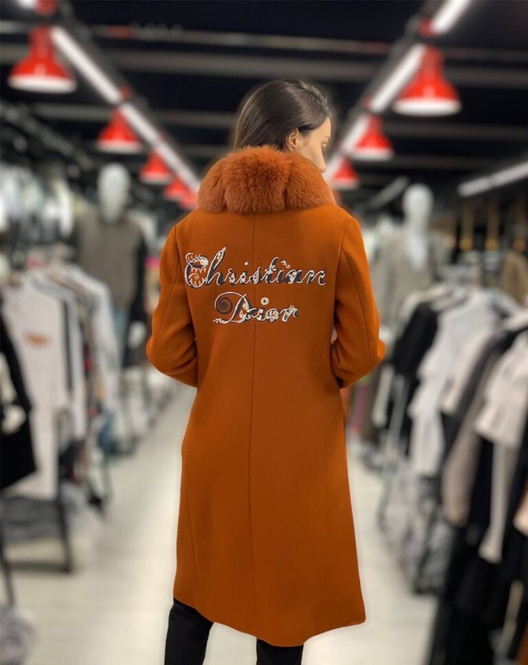 christian dior kaban luxury kremit rengi palto kase kumas yakasi tilki tuyu
