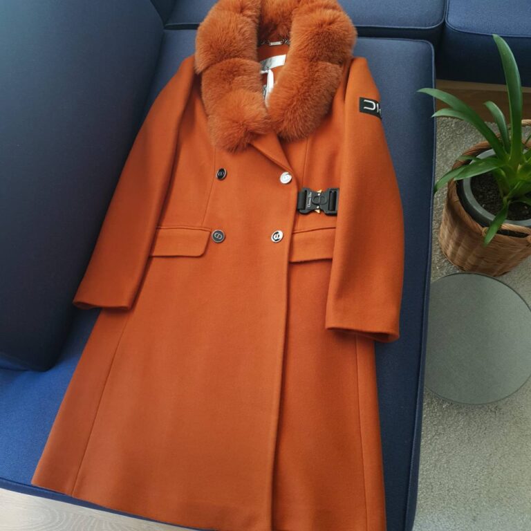 christian dior kaban luxury kremit rengi palto kase kumas yakasi tilki tuyu