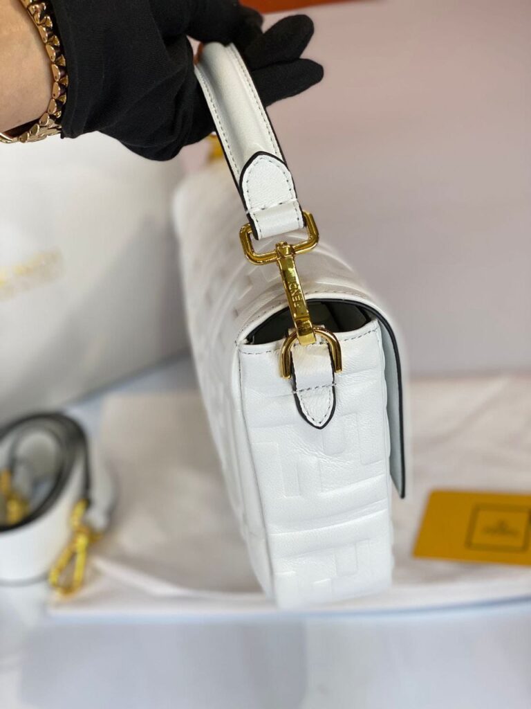 fendi canta baguette beyaz kabartma desen ithal 27x16x6 cm