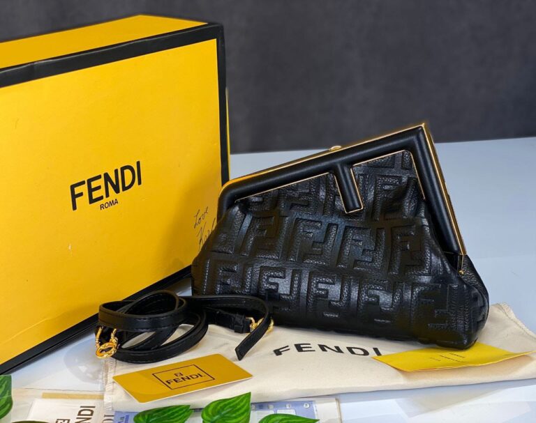 fendi canta first orta boy siyah kabartma logolu hakiki deri 32.5x23.5x15 cm