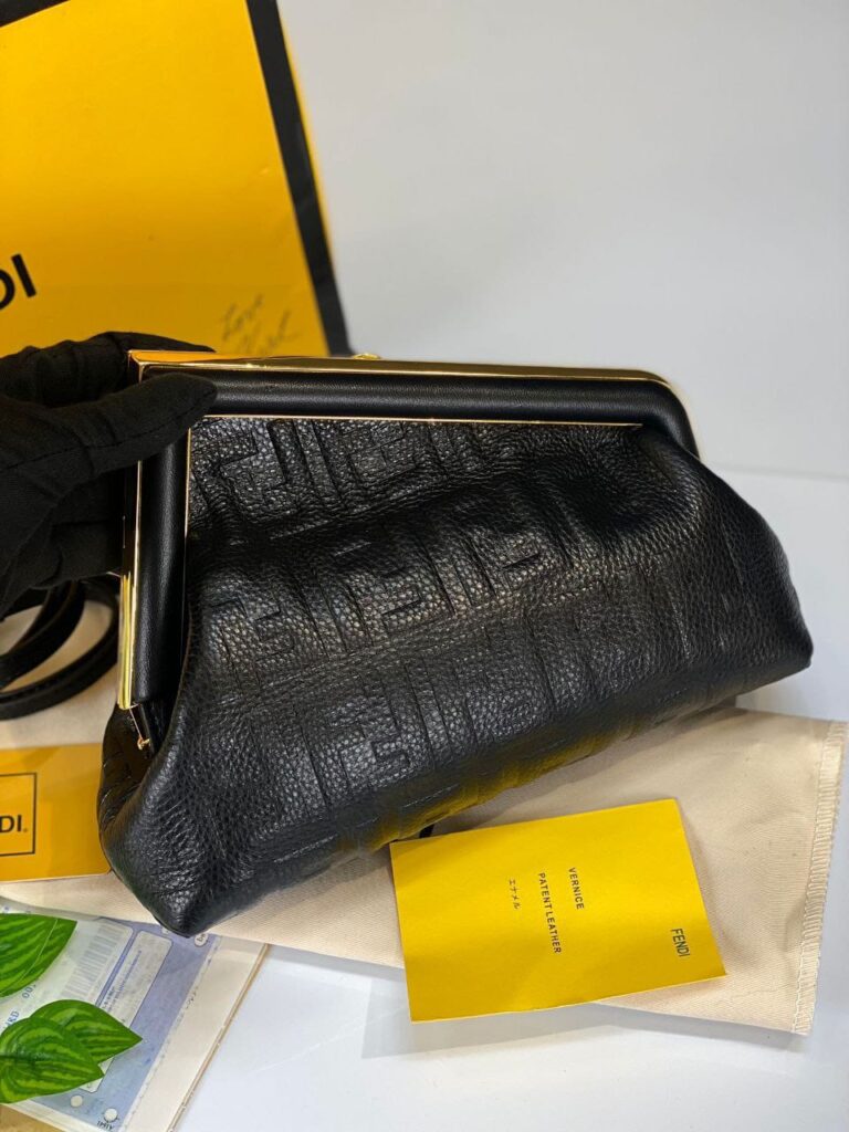 fendi canta first orta boy siyah kabartma logolu hakiki deri 32.5x23.5x15 cm