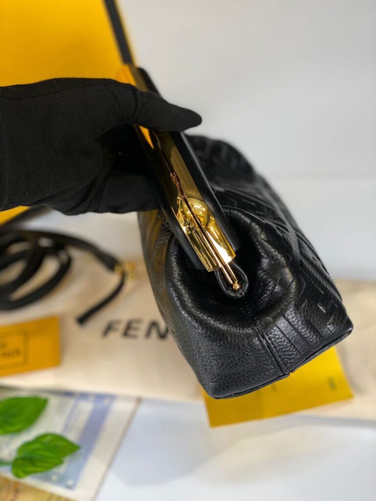 fendi canta first orta boy siyah kabartma logolu hakiki deri 32.5x23.5x15 cm