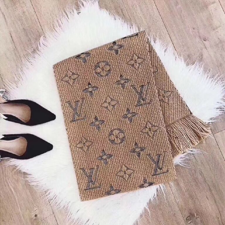 louis vuitton atki logomania yun camel 180x33 cm