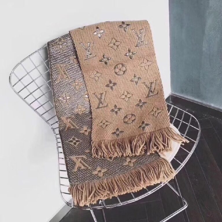 louis vuitton atki logomania yun camel 180x33 cm