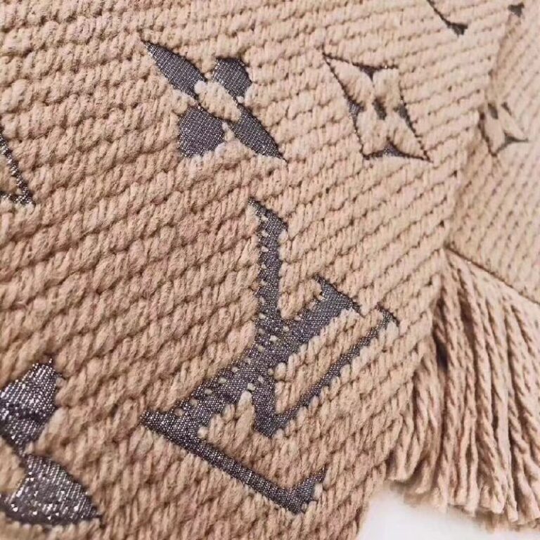 louis vuitton atki logomania yun camel 180x33 cm