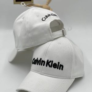 calvin klein sapka beyaz siyah yazili