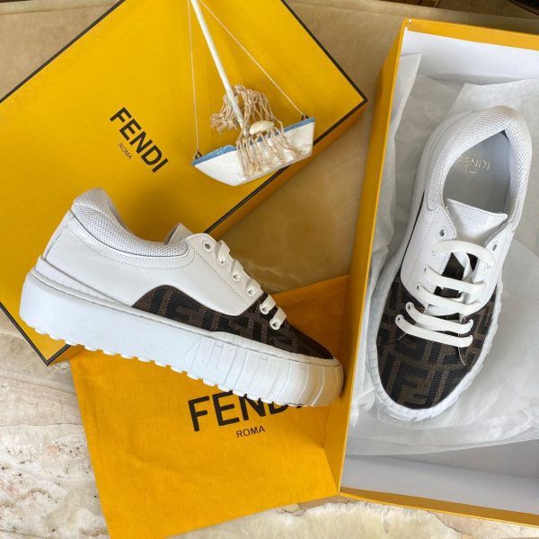 fendi ayakkabi beyaz logo baskili