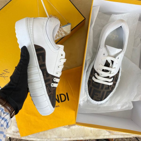 fendi ayakkabi beyaz logo baskili