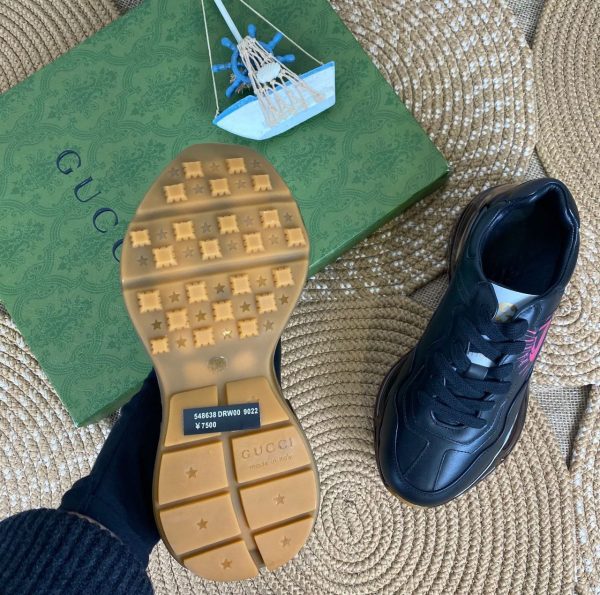 gucci ayakkabi siyah pembe yazi sneaker rhyton seffaf taban