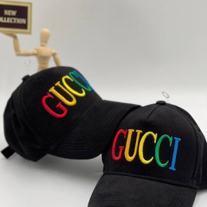 gucci sapka siyah uzeri renkli logo