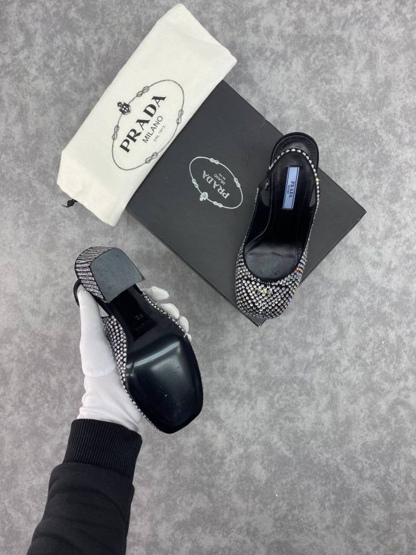 prada ayakkabi siyah tasli slingback pumps kalin topuk