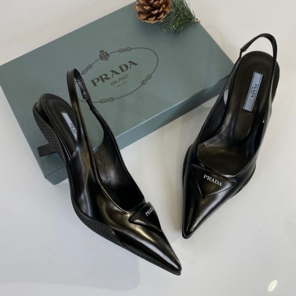 prada ayakkabi siyah triangle patch silingback pumps