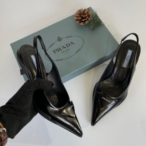 prada ayakkabi siyah triangle patch silingback pumps