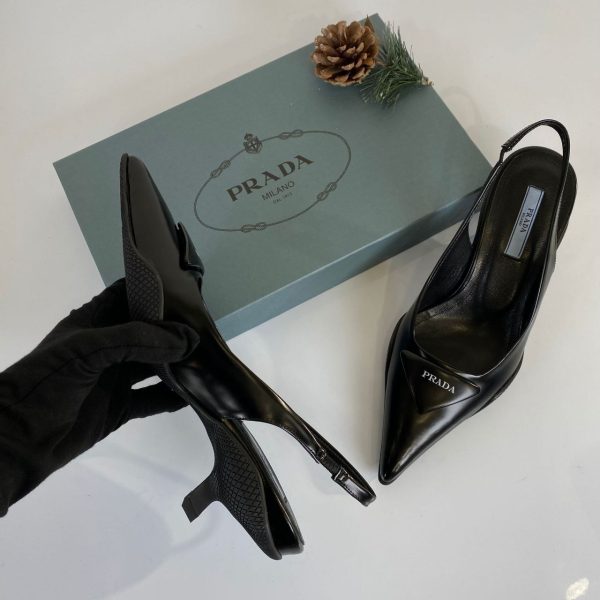 prada ayakkabi siyah triangle patch silingback pumps
