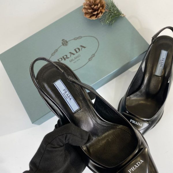 prada ayakkabi siyah triangle patch silingback pumps