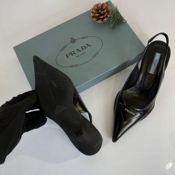 prada ayakkabi siyah triangle patch silingback pumps