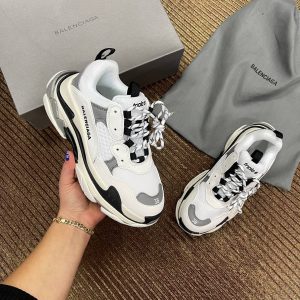 balenciaga ayakkabi triple s beyaz gr siyah logo yazili